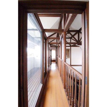 玄関吹き抜けに面する廊下とバルコニー