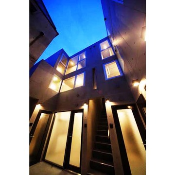 長屋（重層長屋）形式の集合住宅に設置された解放通路