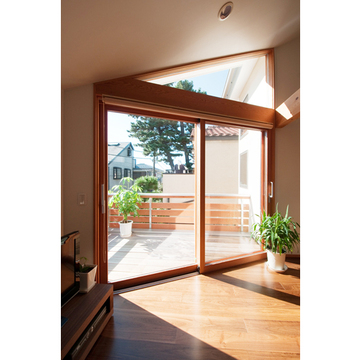 隣接した松の見える開口部