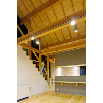 吹き抜けのあるリビングに設けた階段