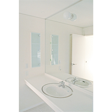 大きな鏡のある洗面脱衣室