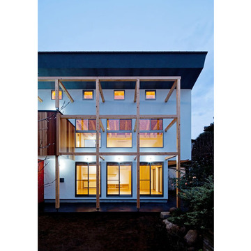 木の格子と白い外壁のコントラストが現代的要素となる外観