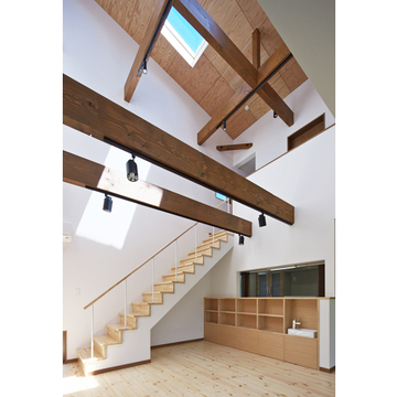 リビングの奥まった部分を明るく照らすトップライト