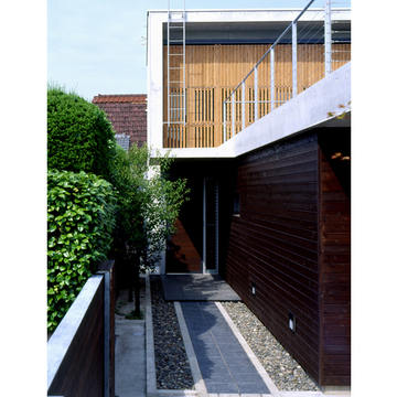 距離を長くとった玄関アプローチ