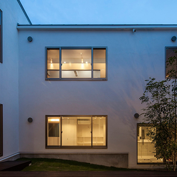 中庭を演出する夜の景