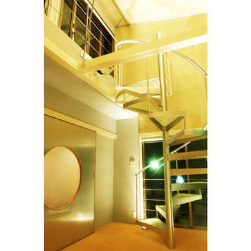 増築リビングから屋上階に続くFRP階段