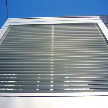 視線を遮るバルコニーの目隠しルーバー