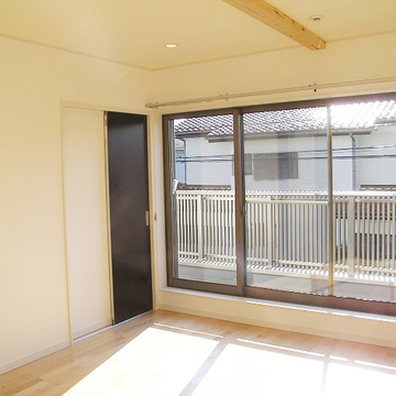 開口部を大きくとった寝室とバルコニー