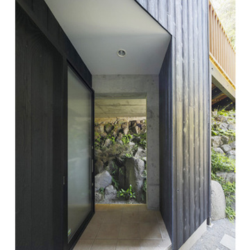 １階サブ玄関から北側の既存石組み斜面をみる