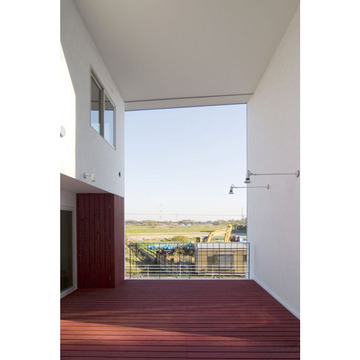 凱旋門の様な空間と例えられた２層吹き抜けの地平線の見えるテラス