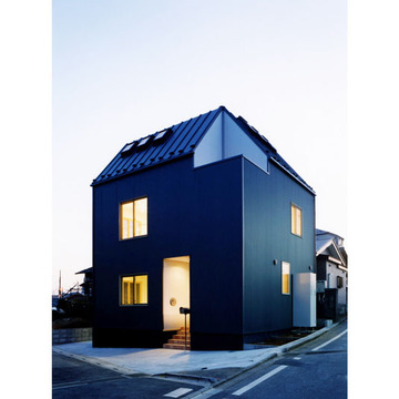 角地に立つ住宅の外観，夕景