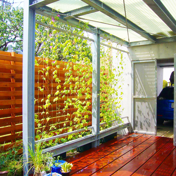 中庭に面した木製デッキテラス