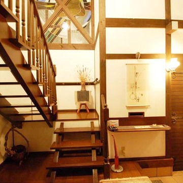 玄関ドアと階段踊場