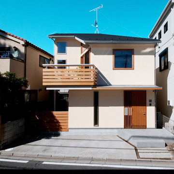 塗り壁と木製建具が印象的な外観