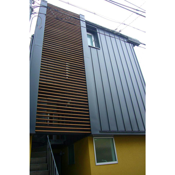 落ち着いた色合いの外観