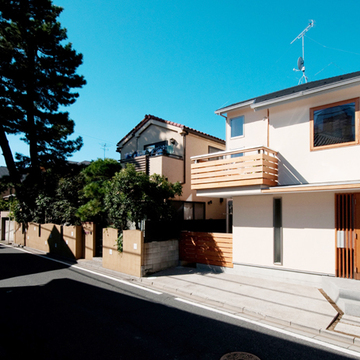 巨大な松の隣に位置しています。