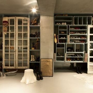 様々な大きさの箱を積み上げたシューズクローク