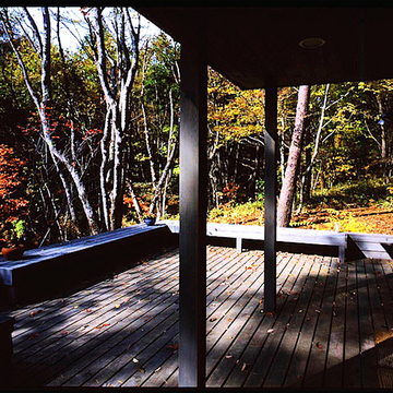 レストラン入り口前のエントランスデッキ