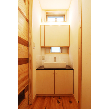 寝室前のトイレの脇の廊下の片隅に設けた洗面台