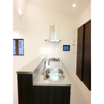 シンプルで機能的なオープンなアイランドキッチン