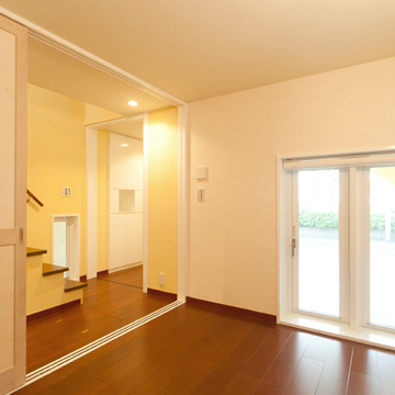 玄関ホールと開放的に連続する居室