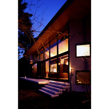 部屋の中から光がこぼれるテラス