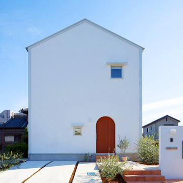 白い家・アーチの玄関扉