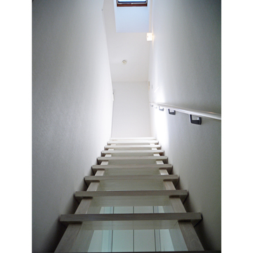 トップライトからの光を浴びる階段