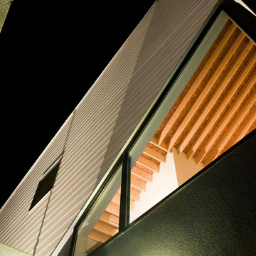 ２種類に切り替えられた外壁を見上げる