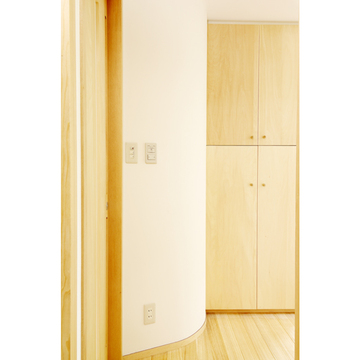 狭小間取りを感じさせない柔らかな曲面壁