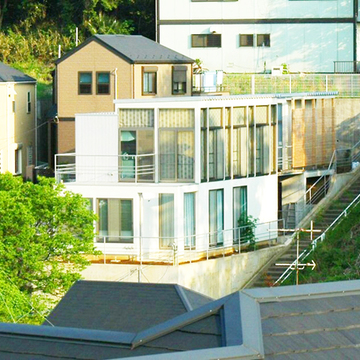 三段敷地に建つバリアフリー住宅