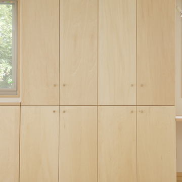 壁と一体化した天井まである壁面収納とパソコン作業デスク