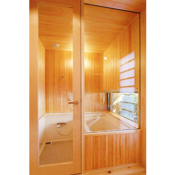 湯につかりながら、のんびりと中庭をながめる風呂