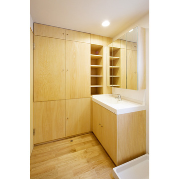 木の収納に囲まれた洗面
