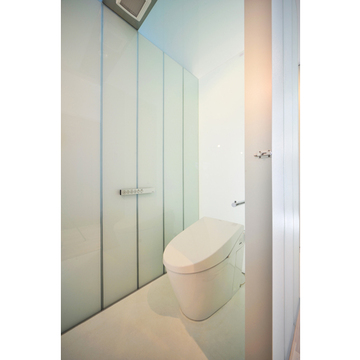 一つ目のガラスの箱（トイレ）