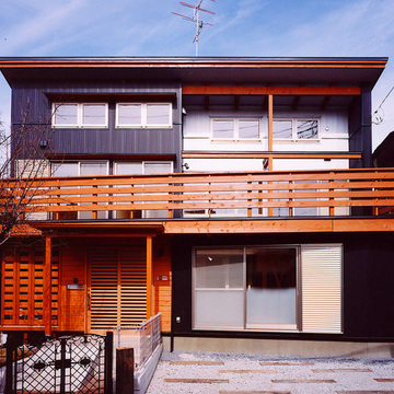 ガルバリウム鋼板と木を用いた外観