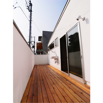 道から洗濯物の見えないバルコニー