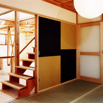 玄関と居間食事室の両方から出入りできるタタミの間