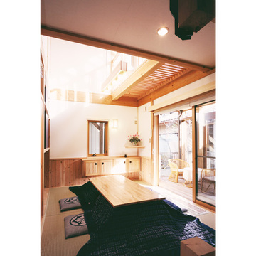 掘り炬燵とタタミで家族がくつろぐ茶の間