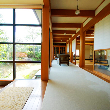 玄関から南広縁をとおして突き当りの書庫をみる