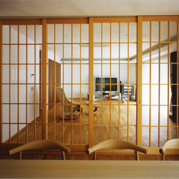 格子戸を閉じてコンパクトなダイニング