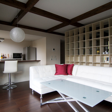 部屋を間仕切る収納棚