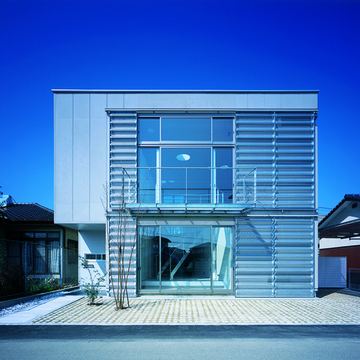 無機質な素材感でデザインをまとめた外観