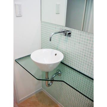 カウンターには強化ガラスを採用