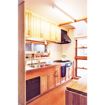 地元のスギ材を使った造り付け流し台