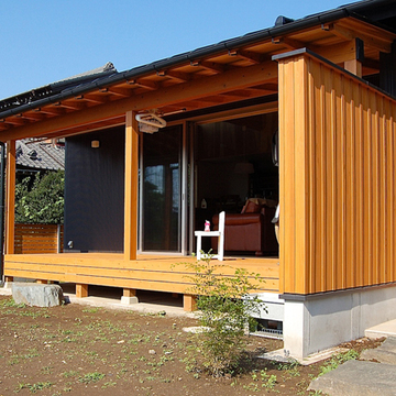 リビングルームと繋がる木のデッキ