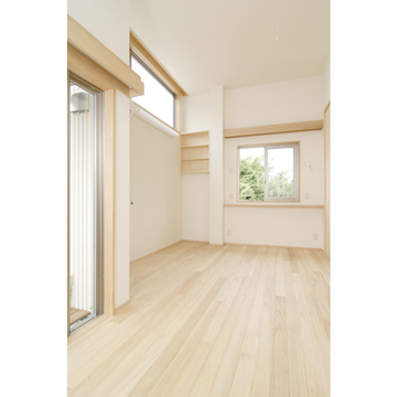 ハイサイドライトの高窓と3.5mの広々とした寝室