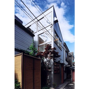 シャープな印象の外観