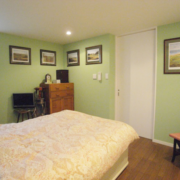 うすいグリーンと白でまとめられた寝室