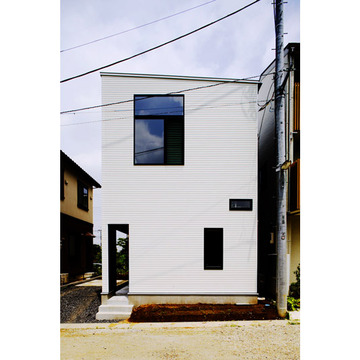 汚れがほとんど付かない白いリブの外壁